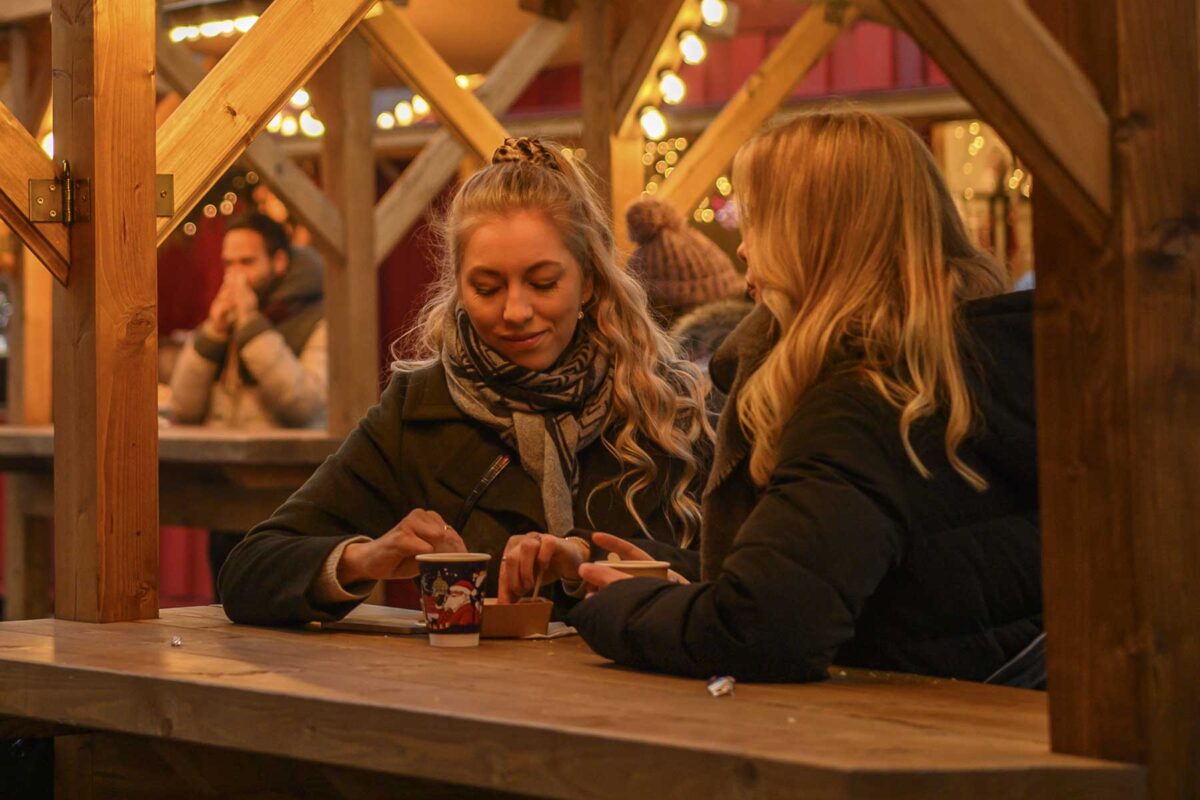 Glade handlende nyder gløgg og æbleskiver